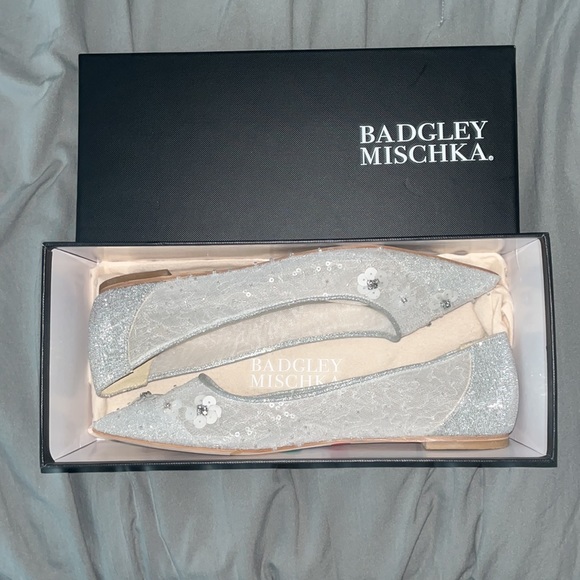 $275 Badgley Mischka Size 8 Embellished Ballet Flats NWB - Picture 2 of 10